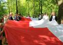 Ze 100-metrową flagą maszerowali w patriotycznym pochodzie ulicami Krzeszowic. Świętowali Dzień Flagi i uchwalenie Konstytucji 3 Maja