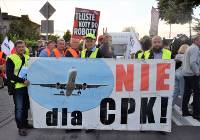 Protest w Błaszkach w sprawie Kolei Dużych Prędkości. Zablokowana droga i... ZDJĘCIA