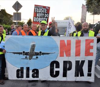 Protest w Błaszkach w sprawie Kolei Dużych Prędkości. Zablokowana droga i... ZDJĘCIA
