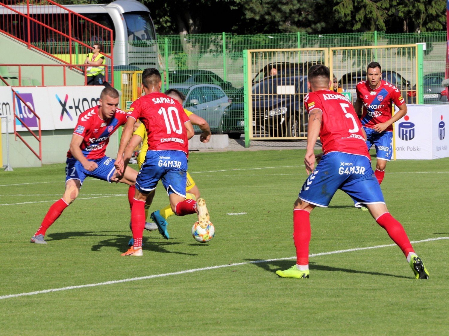 Raków Częstochowa wszystkie mecze w tym sezonie w PKO Ekstraklasie rozgrywa na stadionie w Bełchatowie Zobacz kolejne zdjęcia