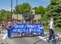 Pierwszomajowy marsz w Krakowie z hasłami "Mniej pracy, więcej życia". Bo Polacy pracują za długo
