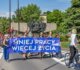 Pierwszomajowy marsz z hasłami "Mniej pracy, więcej życia". Polacy pracują za długo