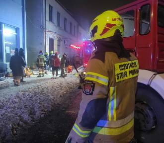 Pożar w centrum Zduńskiej Woli. Cztery osoby trafiły do szpitala 