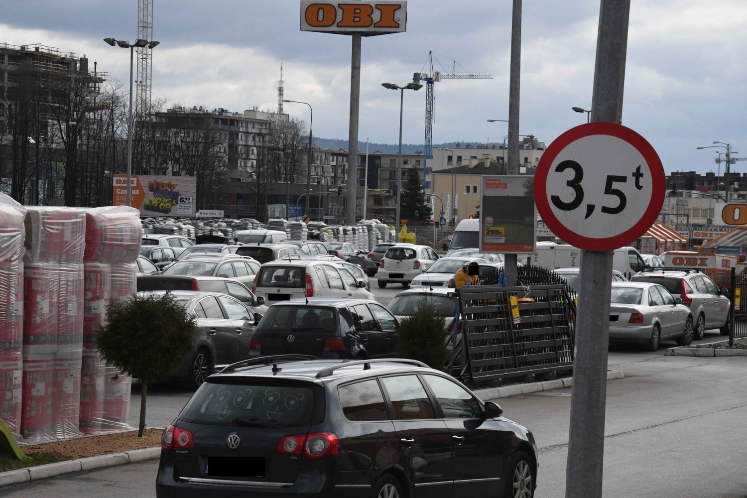 W kieleckich marketach OBI znów tłumy. Mieszkańcy już się nie boją koronawirusa? (ZDJĘCIA)
