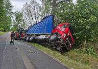 Wypadek w gminie Zadzim. Zderzyła się ciężarówka z ciągnikiem rolniczym ZDJĘCIA