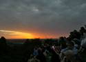Zobacz wyjątkowy wschód Słońca na kopcu Kraka. Wytrwali przyszli by go podziwiać