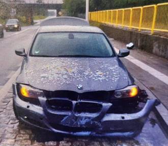 O włos od tragedii. Pod Poddębicami BMW wjechało w przystanek autobusowy ZDJĘCIA