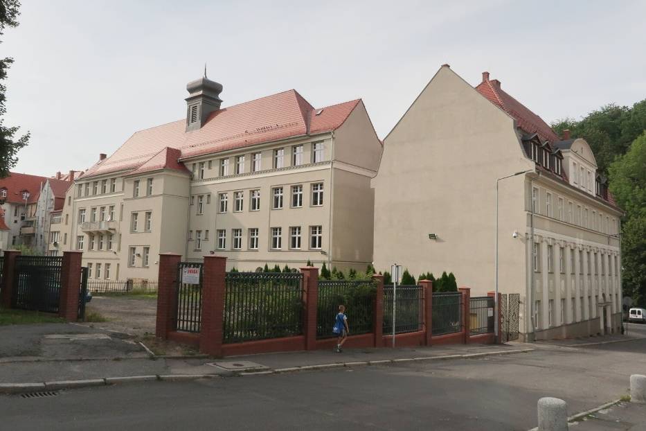 Budynek Zespołu Szkół Politechnicznych Energetyk w Wałbrzychu - jeden z najstarszych szkolnych gmachów miasta, 8 sierpnia obchodzi jubileusz
