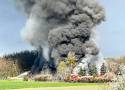 Wielki pożar składowiska opon w Koninie. Z ogniem walczy 50 zastępów straży pożarnej. Czarna chmura dymu nad miastem [WIDEO]