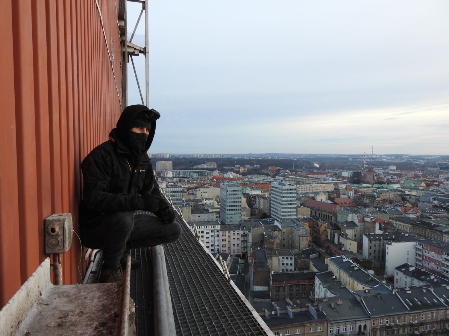 – W takie miejsca (dźwigi, kominy, maszty, budowy wysokich budynków – dod