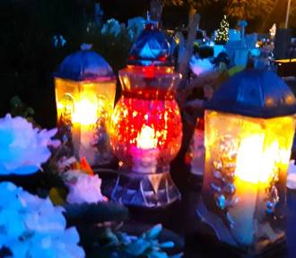 Cmentarz w Sławnie już błyszczy tysiącami światełek. Zdjęcia -30.10.2023 r. po zmroku