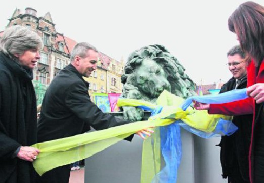 Wiele pytań rodzi także grudniowy przetarg na ubezpieczenie miejskiego mienia, w tym śpiącego lwa