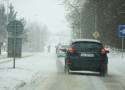 Trudne warunki do jazdy. Na drogach w regionie występuje błoto pośniegowe i zajeżdżony śnieg