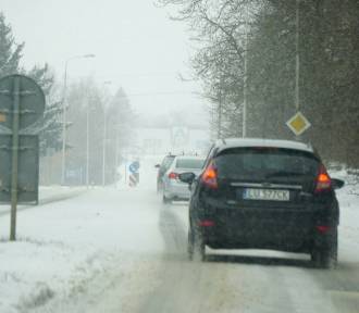 Trudne warunki do jazdy. Na drogach występuje błoto pośniegowe i zajeżdżony śnieg