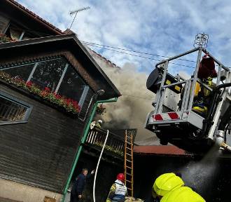 Niebezpieczny pożar w Sieniawie. W płomieniach stanęła stolarnia i sąsiednie budynki