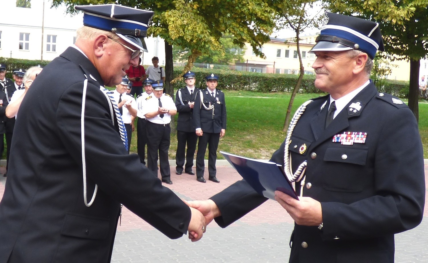 Gratulacje z okazji jubileuszu 120-lecia na ręce prezesa jednostki Jerzego Oknińskiego (z lewej) złożył starosta buski Jerzy Kolarz