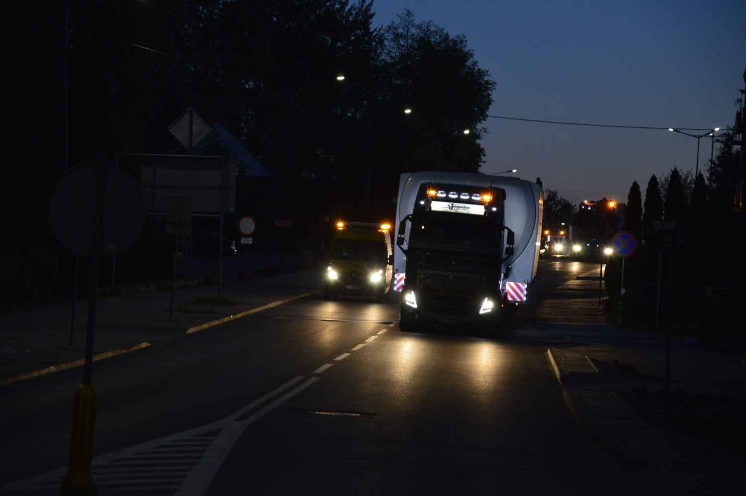Transport turbin przez Sztum
