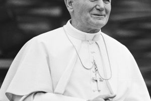 Zanim kardynał Karol Wojtyła został papieżem Janem Pawłem II, pełnił funkcję arcybiskupa w...