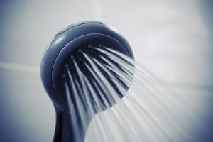 Ile litrów wody zużyjemy na 10 minutowy prysznic?