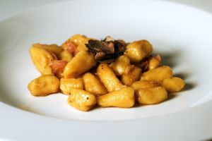 To apetyczne włoskie danie to gnocchi. Jak wymawiamy to słowo?