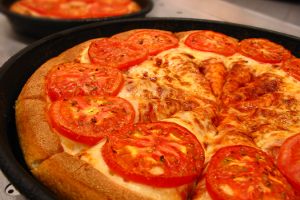 W Europie kiedyś wierzono, że tradycyjny obecnie składnik pizzy - pomidor - jest trujący.