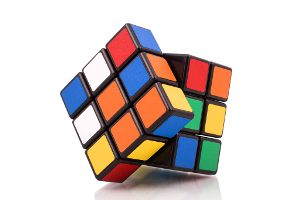 Skąd pochodzi wynalazca słynnej kostki Ernő Rubik? 