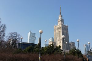 Pod Pałacem Kultury i Nauki w Warszawie znajduje się schron przeciwatomowy. Prawda czy fałsz?