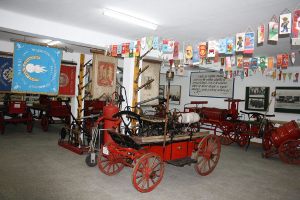 Przedstawiony na zdjęciu zabytkowy wóz strażacki możemy podziwiać w Wojewódzkiej Izbie Tradycji Pożarniczych. W którym mieście?