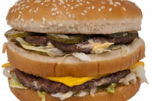 Która przekąska z McDonald's ma więcej kalorii?