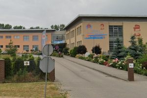 Budynek której szkoły podstawowej w Koninie znajduje się na załączonym zdjęciu? 