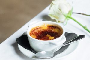 Kto czerpał przyjemność z zanurzania łyżeczki w crème brûlée?
