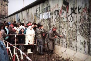 Co wydarzyło się wcześniej? Upadek muru berlińskiego czy pierwsze wybory prezydenckie w III RP?