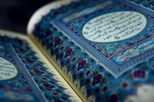 Według nauk islamu, Koran został przekazany Mahometowi przez którego anioła?