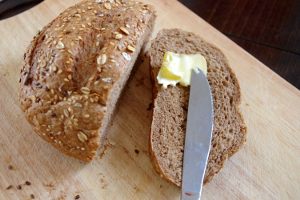 Zawsze ________ chleb z masłem.