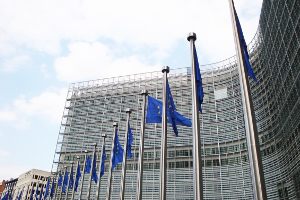 Zacznijmy od czegoś prostego. Siedziba główna Komisji Europejskiej znajduje się w nieformalnej, symbolicznej stolicy Europy, czyli….